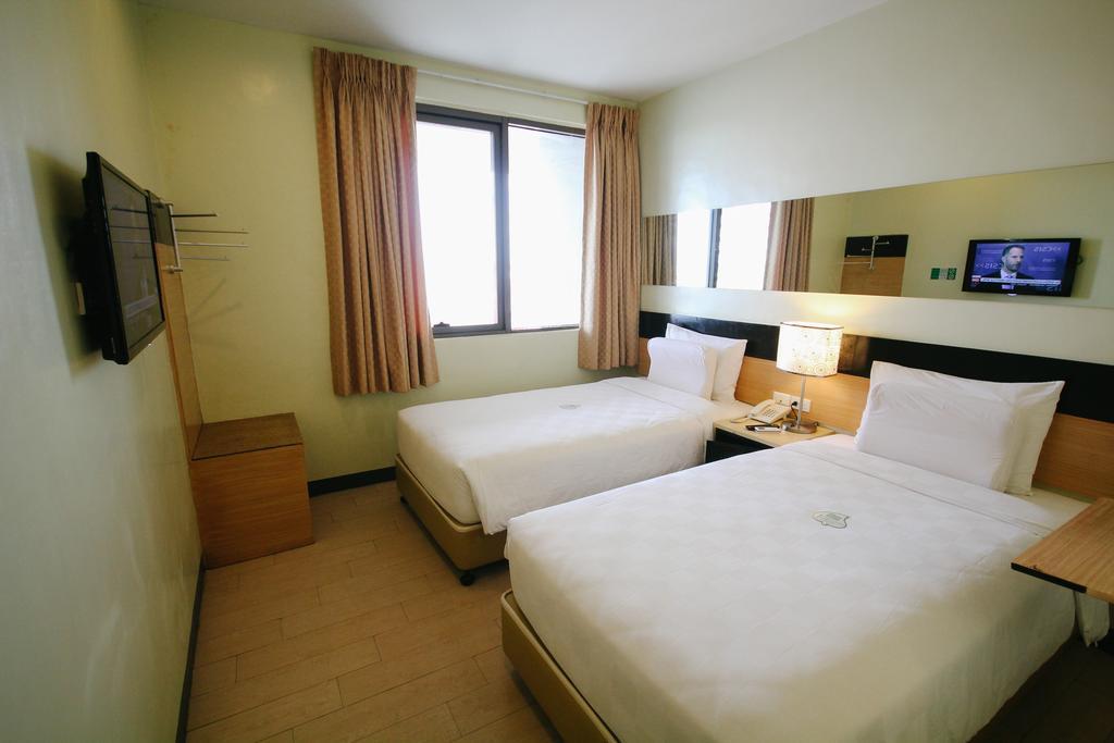 Go Hoteles Iloilo Exterior foto